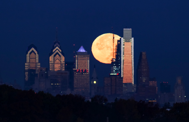 Moon setting over Philadelphia. Image: Joseph Kaczmarek/AP